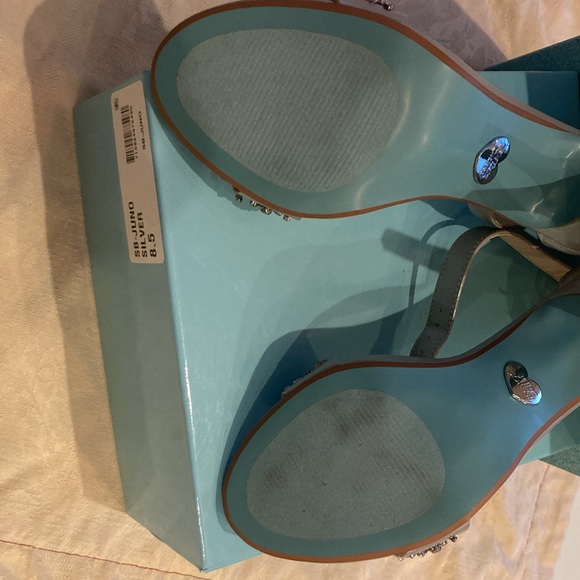 ❤️- NIB! New Listing! BETSY JOHNSON Juno Strappy Sanadal Silver 8.5 - Picture 9 of 16